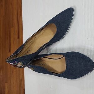 Celebrity Pink Womens Shoes Flats Denim Floral Embroidered  Metal Trim Sz 11 EUC